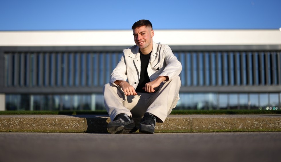 A generic square placeholder image with rounded corners in a figure.