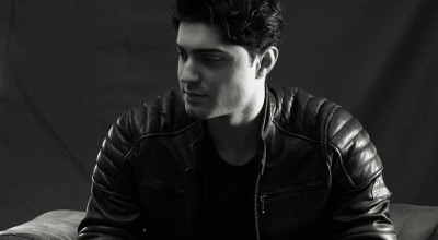 Θάνος Τσαλίκης: Εντυπωσιάζει το νέο του single με τίτλο "Χαρτάκι"