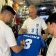 Κουλιεράκης: Υπέγραψε φανέλες και χάρισε τα παπούτσια του στο Μουσείο της Εθνικής Post Image
