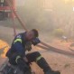 Συγκλονιστική στιγμή στο Κρυονέρι: Εθελοντής πυροσβέστης καταρρέει εν ώρα μάχης με τις φλόγες Post Image