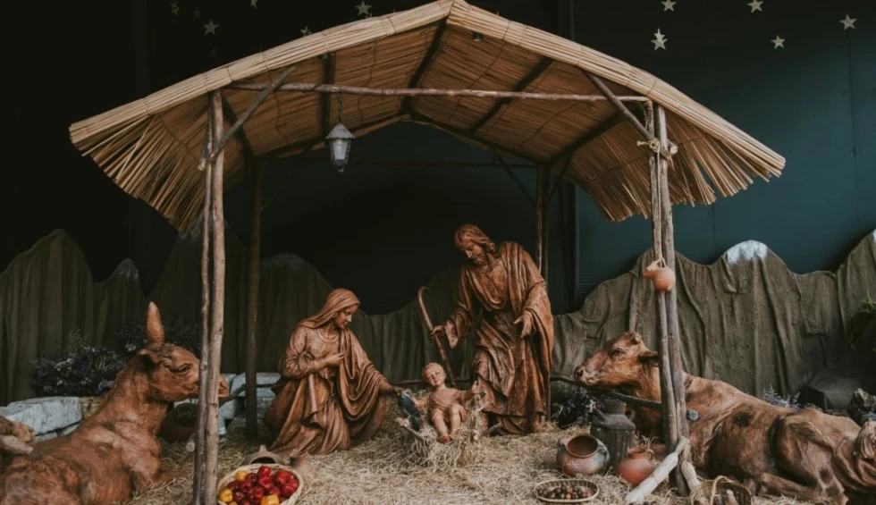 Καταζητούμενος κρύφτηκε σε φάτνη και παρίστανε φιγούρα για να μη συλληφθεί