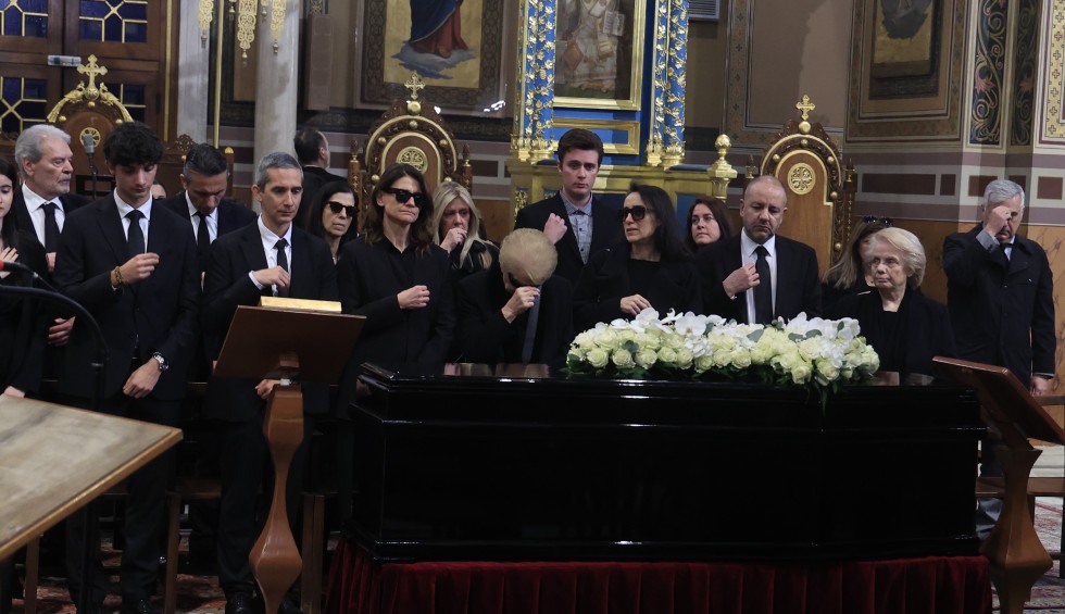 Η Ελλάδα υποκλίνεται και αποχαιρετά τη Μαρινέλλα