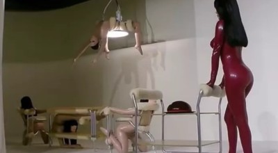 Η Μπιάνκα Σενσόρι μετατρέπει ανθρώπους σε… έπιπλα