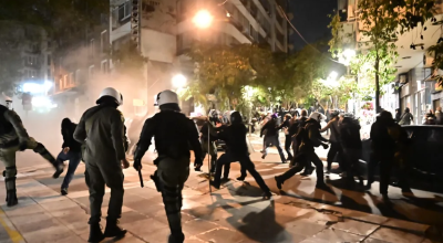 Πεδίο μάχης μεταξύ κουκουλοφόρων και ΜΑΤ τα Εξάρχεια