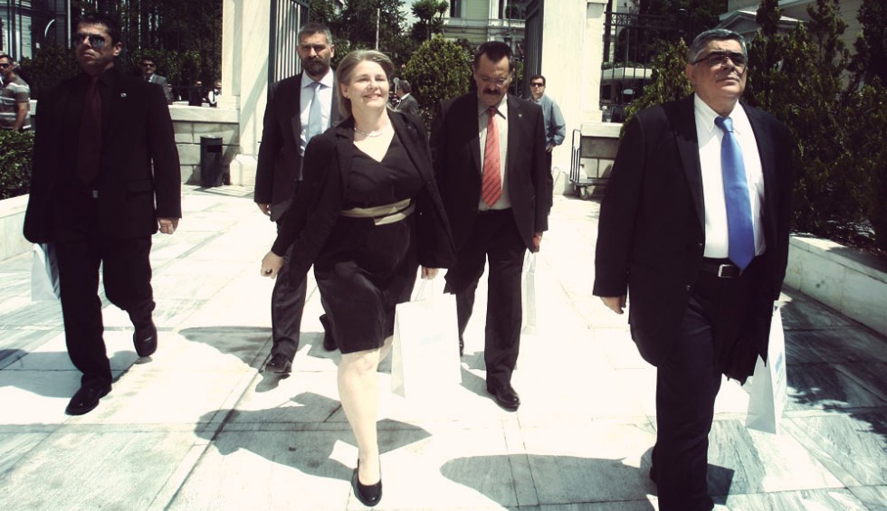 A generic square placeholder image with rounded corners in a figure.