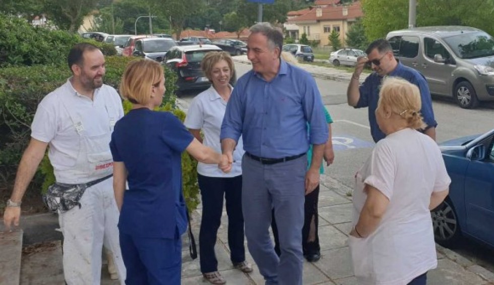 A generic square placeholder image with rounded corners in a figure.