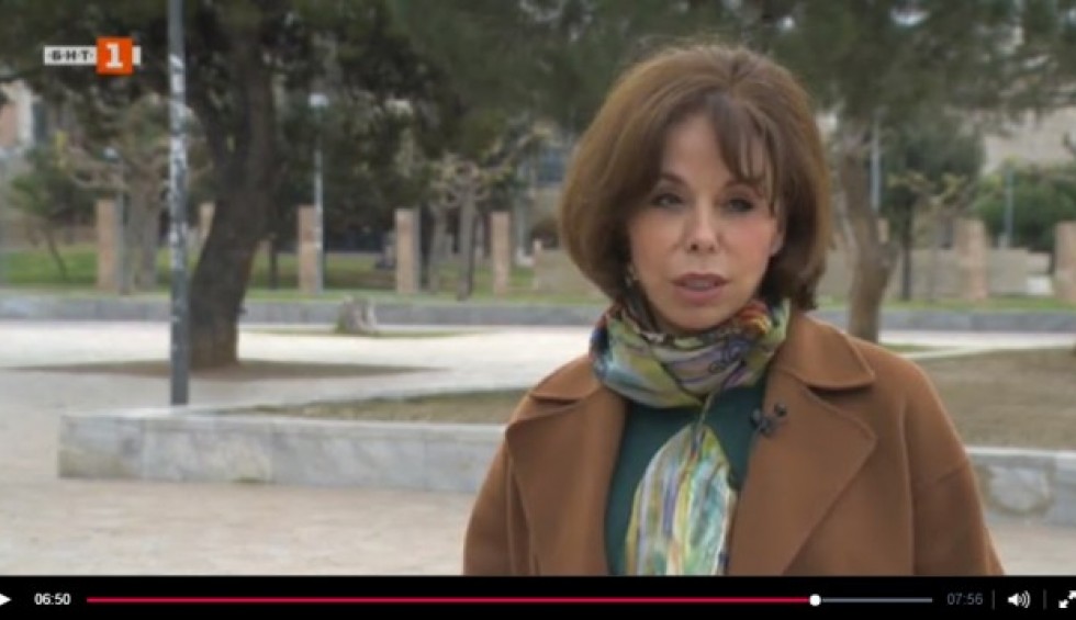 A generic square placeholder image with rounded corners in a figure.