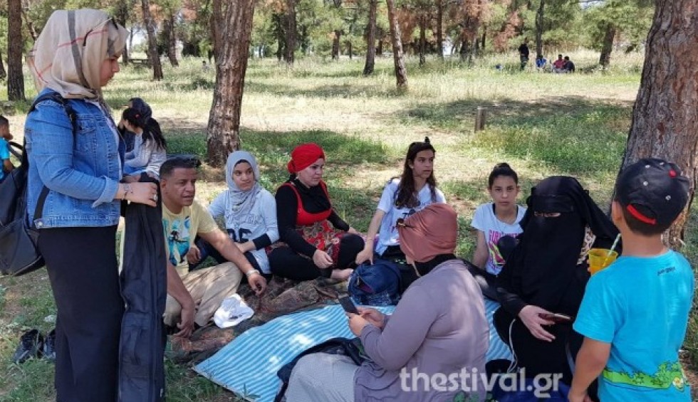 A generic square placeholder image with rounded corners in a figure.