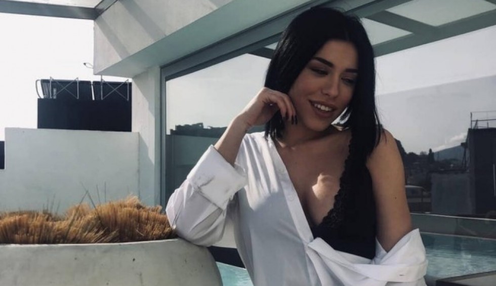 A generic square placeholder image with rounded corners in a figure.