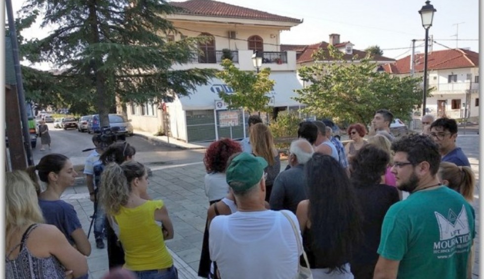 A generic square placeholder image with rounded corners in a figure.