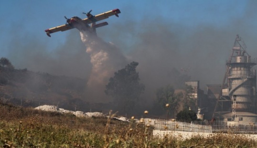 A generic square placeholder image with rounded corners in a figure.