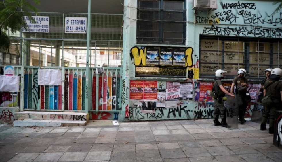 A generic square placeholder image with rounded corners in a figure.