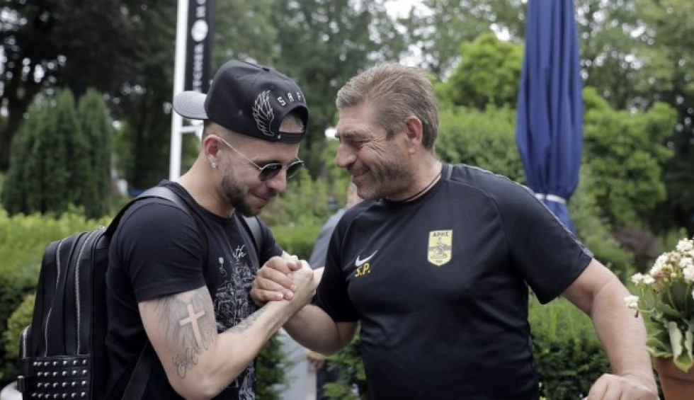 A generic square placeholder image with rounded corners in a figure.