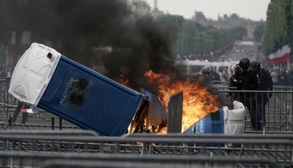 A generic square placeholder image with rounded corners in a figure.