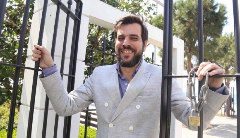 A generic square placeholder image with rounded corners in a figure.