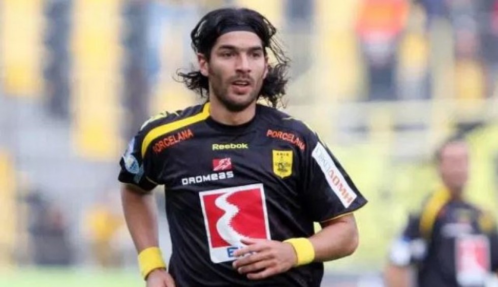 A generic square placeholder image with rounded corners in a figure.