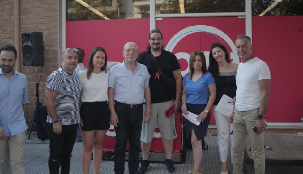 A generic square placeholder image with rounded corners in a figure.