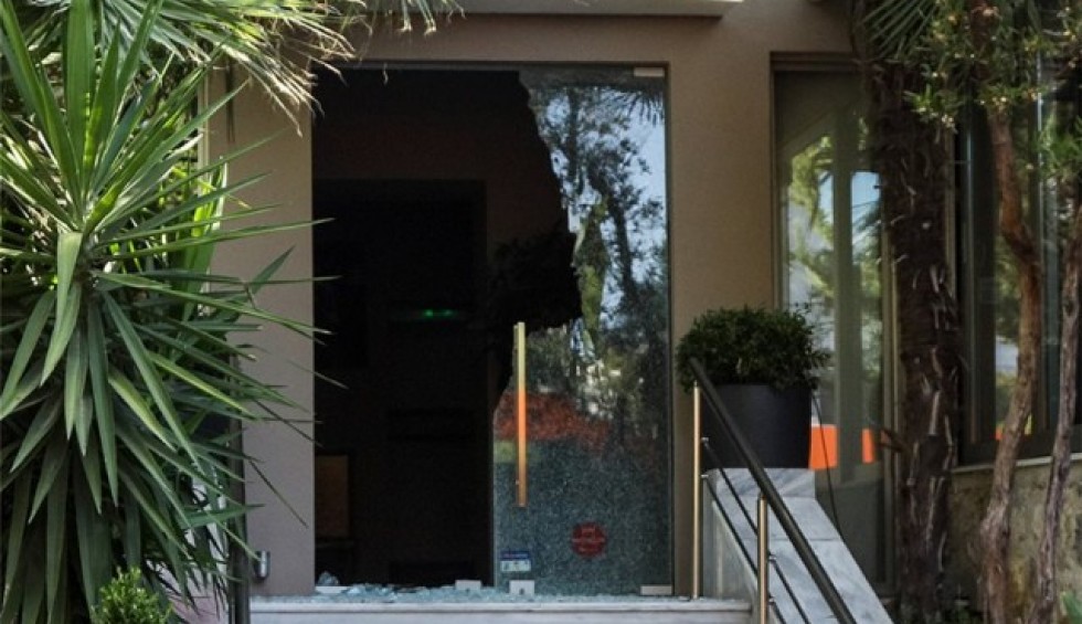 A generic square placeholder image with rounded corners in a figure.