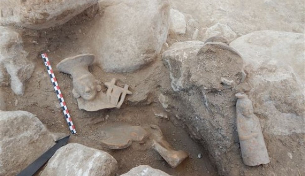 A generic square placeholder image with rounded corners in a figure.