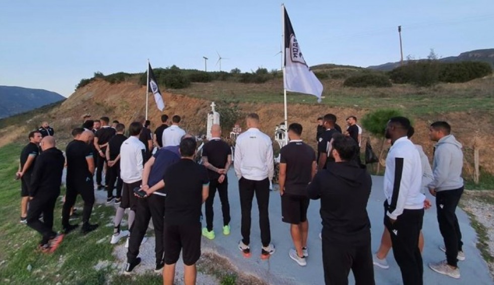 A generic square placeholder image with rounded corners in a figure.