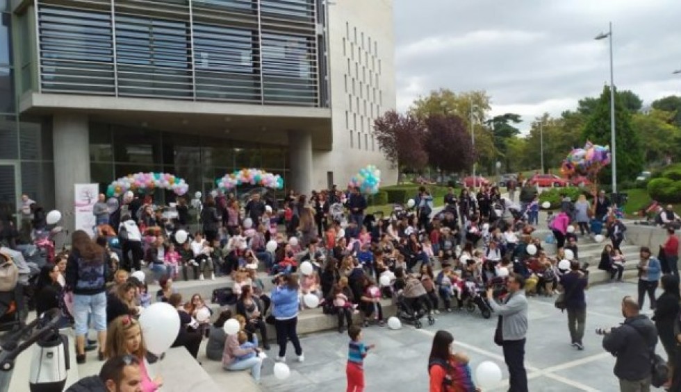 A generic square placeholder image with rounded corners in a figure.