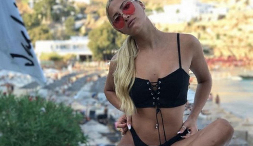 A generic square placeholder image with rounded corners in a figure.