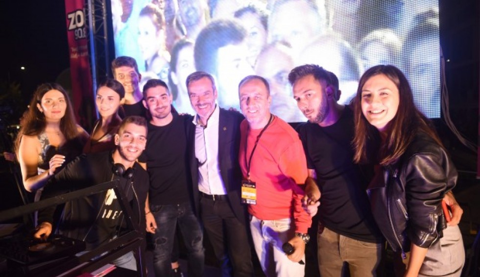 A generic square placeholder image with rounded corners in a figure.