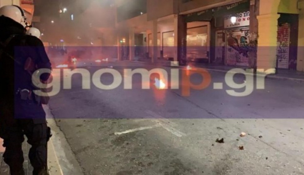 A generic square placeholder image with rounded corners in a figure.