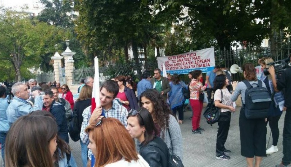 A generic square placeholder image with rounded corners in a figure.