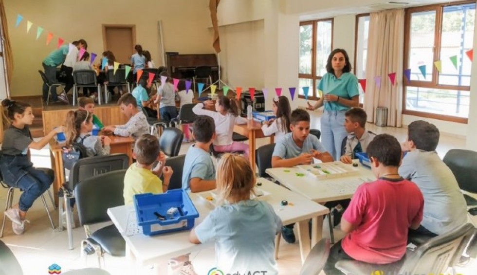 A generic square placeholder image with rounded corners in a figure.