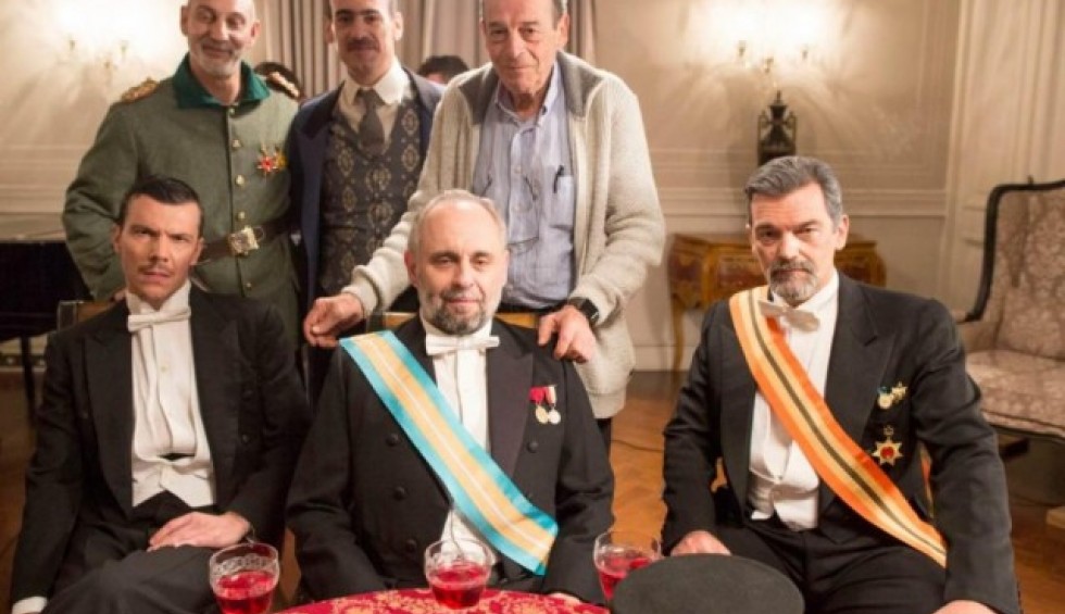 A generic square placeholder image with rounded corners in a figure.