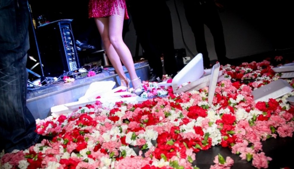 A generic square placeholder image with rounded corners in a figure.