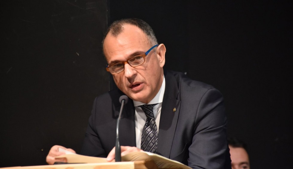 A generic square placeholder image with rounded corners in a figure.