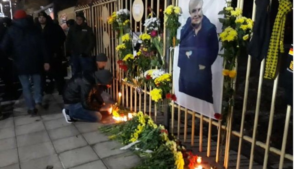 A generic square placeholder image with rounded corners in a figure.