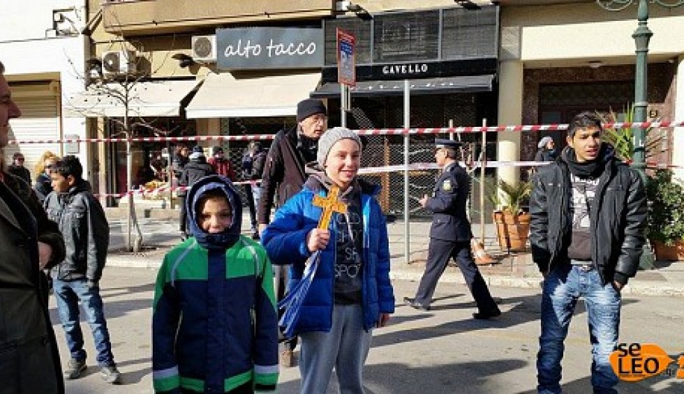 A generic square placeholder image with rounded corners in a figure.