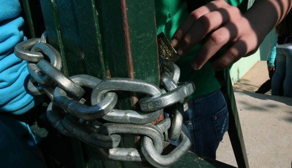 A generic square placeholder image with rounded corners in a figure.