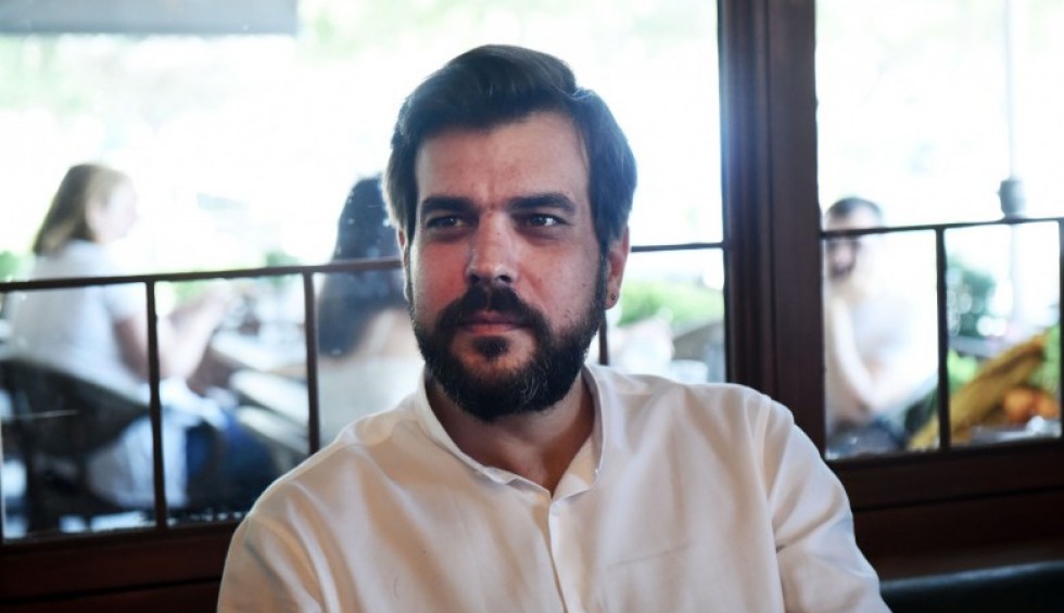 A generic square placeholder image with rounded corners in a figure.