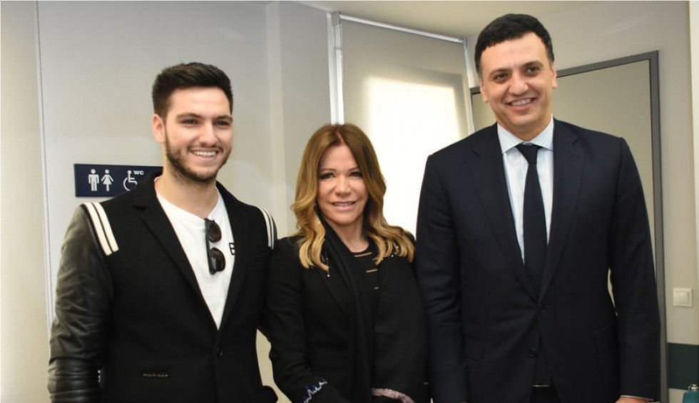 A generic square placeholder image with rounded corners in a figure.