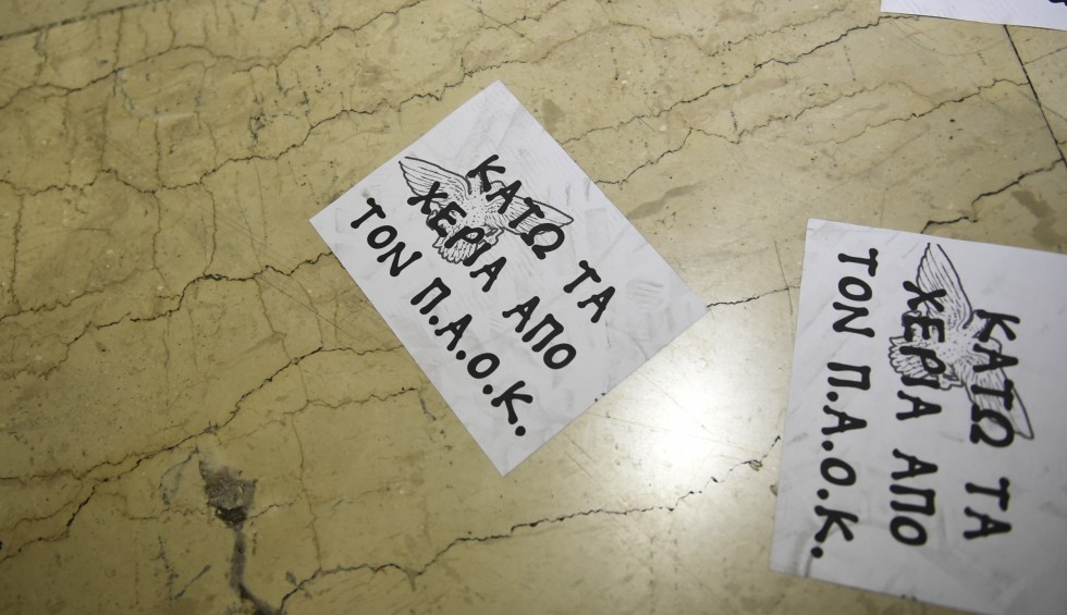 A generic square placeholder image with rounded corners in a figure.