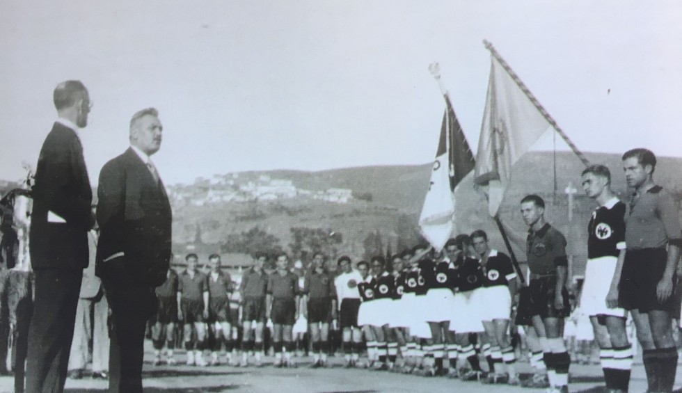 A generic square placeholder image with rounded corners in a figure.