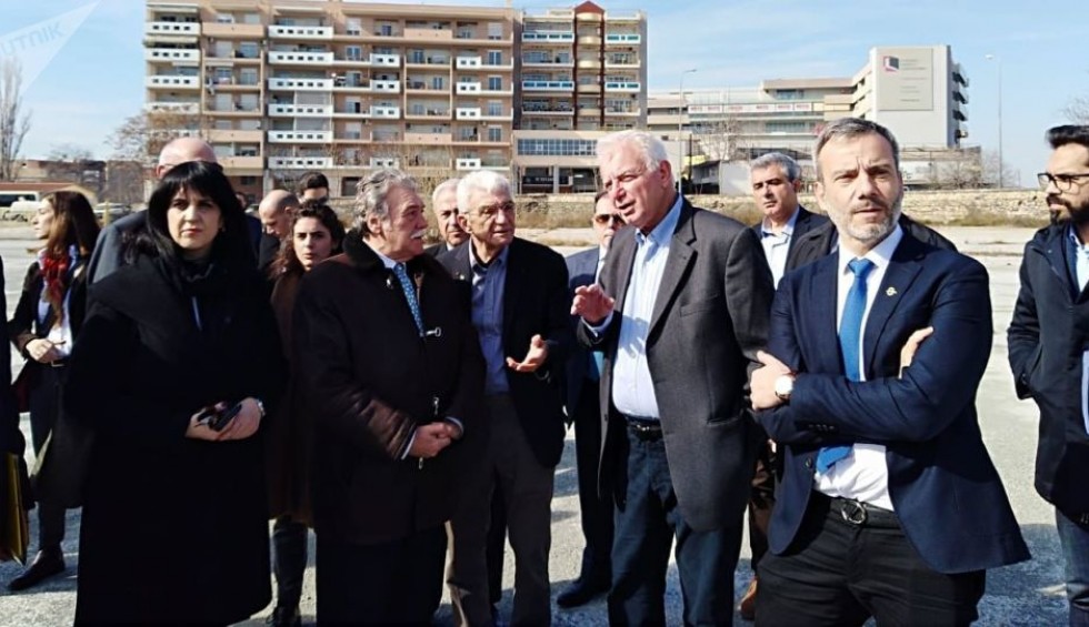 A generic square placeholder image with rounded corners in a figure.