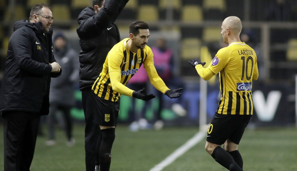 A generic square placeholder image with rounded corners in a figure.