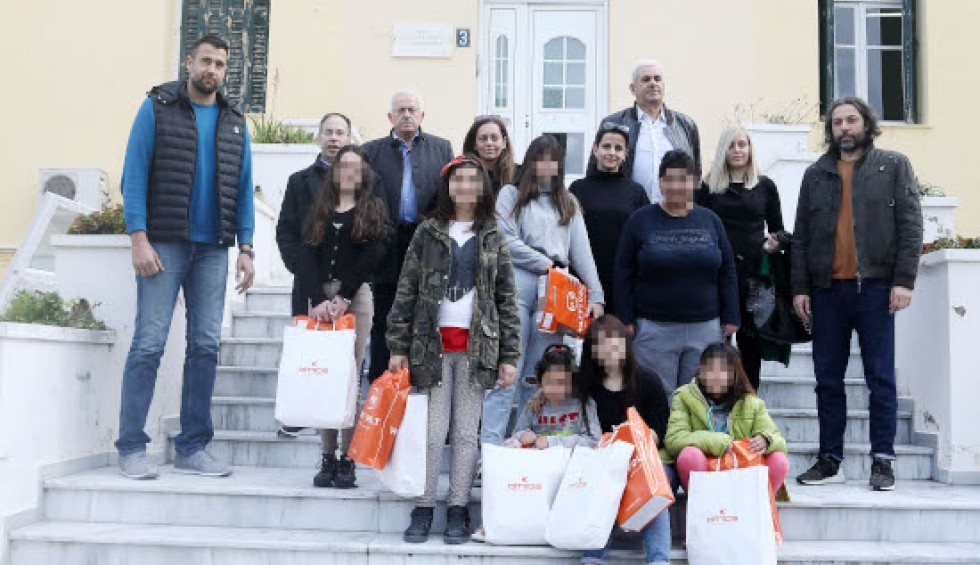 A generic square placeholder image with rounded corners in a figure.