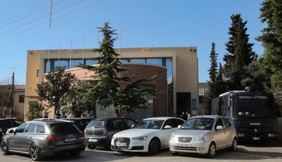 A generic square placeholder image with rounded corners in a figure.