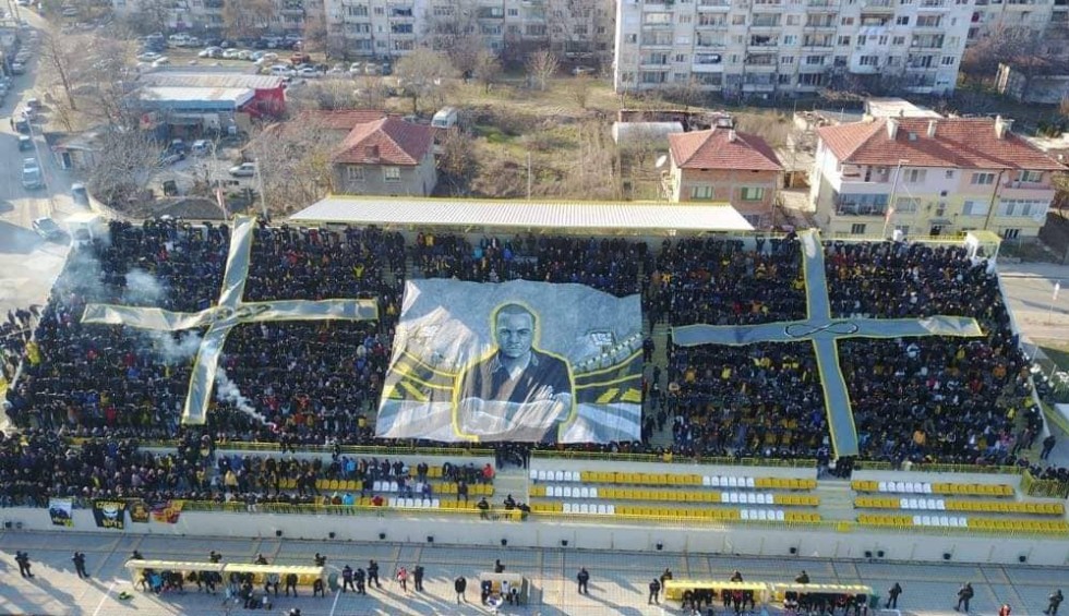 A generic square placeholder image with rounded corners in a figure.