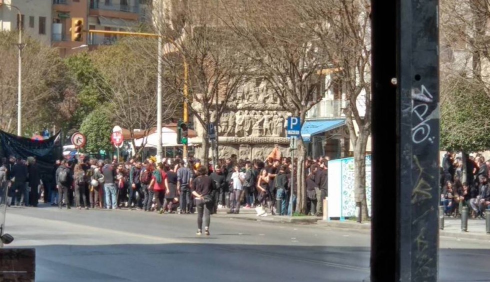 A generic square placeholder image with rounded corners in a figure.