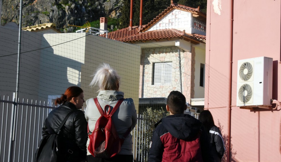 A generic square placeholder image with rounded corners in a figure.