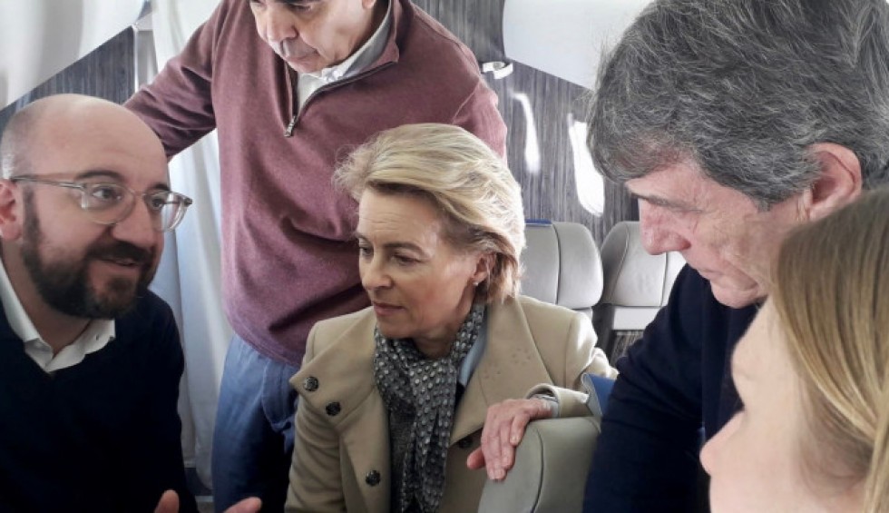 A generic square placeholder image with rounded corners in a figure.