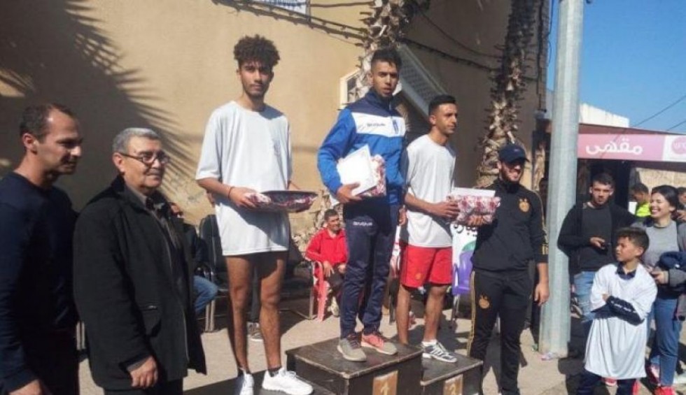 A generic square placeholder image with rounded corners in a figure.