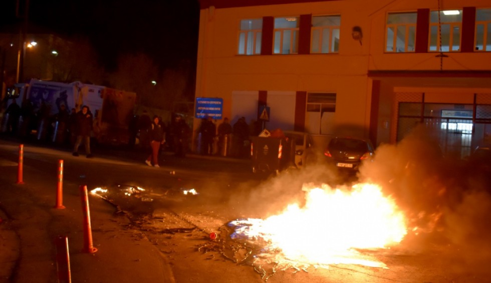 A generic square placeholder image with rounded corners in a figure.